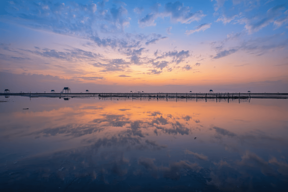 At sunrise, Dong Chau’s sea glows with radiant shades of red and orange, painting a dreamy, breathtaking natural canvas